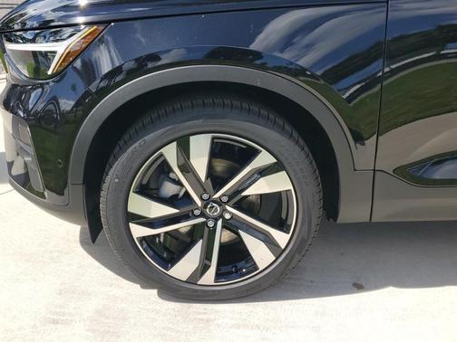 2025 Volvo XC40 B5 Plus Bright Theme