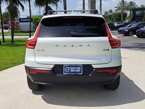 2024 Volvo XC40 B5 Ultimate Dark Theme