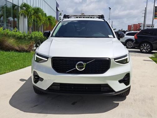 2024 Volvo XC40 B5 Ultimate Dark Theme