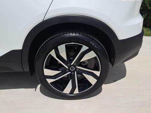 2024 Volvo XC40 B5 Ultimate Dark Theme