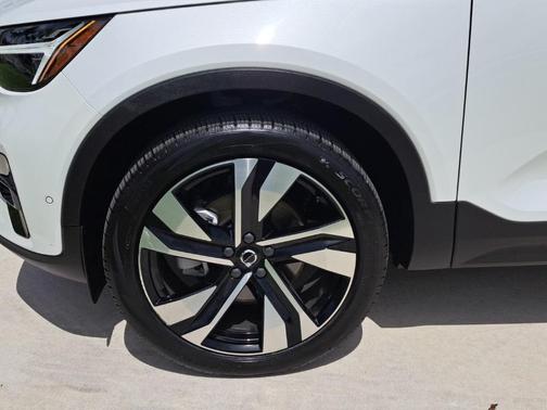 2024 Volvo XC40 B5 Ultimate Dark Theme