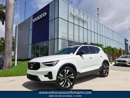 2024 Volvo XC40 B5 Ultimate Dark Theme