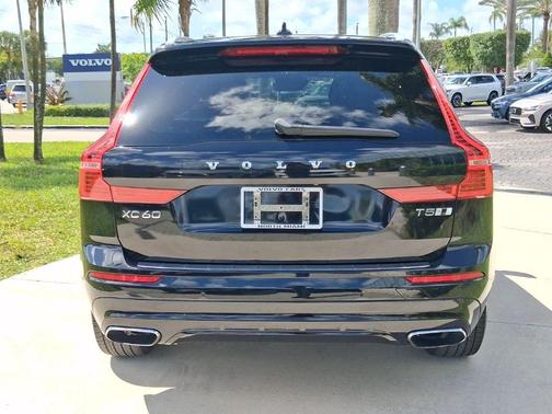 Onyx Black Metallic 2019 Volvo XC60 T5 R-Design
