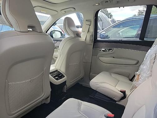 2026 Volvo XC90 B6 Ultra Dark Theme 6-Seater