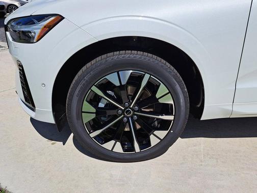 2026 Volvo XC60 PLUS