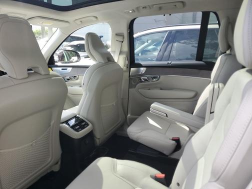 2025 Volvo XC90 Plug-In Hybrid T8 Ultra 6-Seater