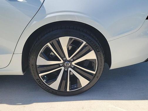 2022 Volvo S60 B5 Momentum