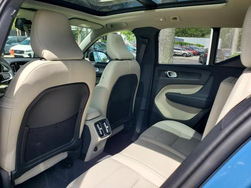 2025 Volvo XC40 B5 Ultra Dark Theme
