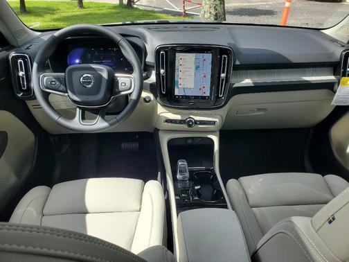 2025 Volvo XC40 B5 Ultra Dark Theme