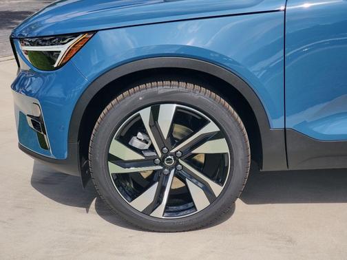 2025 Volvo XC40 B5 Ultra Dark Theme