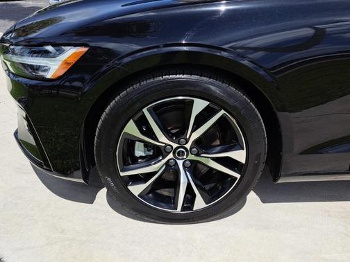 2024 Volvo S60 B5 Core Dark Theme
