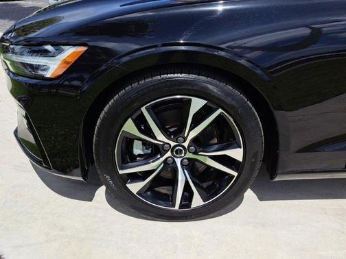 2024 Volvo S60 B5 Core Dark Theme