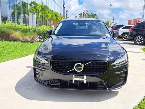 2024 Volvo S60 B5 Core Dark Theme