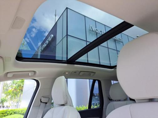 2023 Volvo XC90 B5 Plus