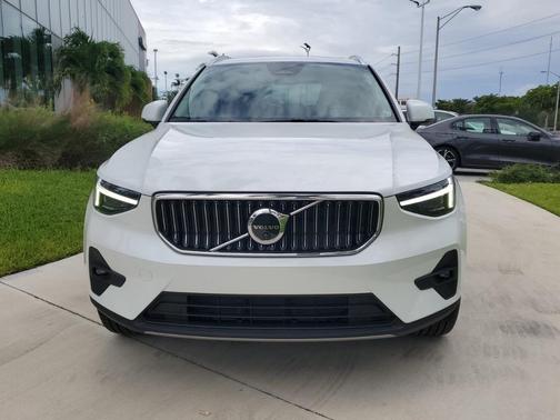 2025 Volvo XC40 B5 Plus Bright Theme