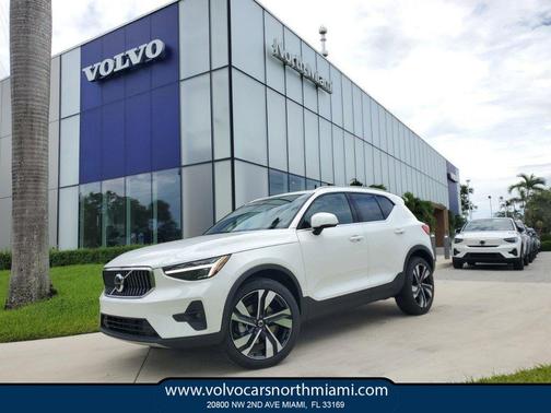 2025 Volvo XC40 B5 Plus Bright Theme
