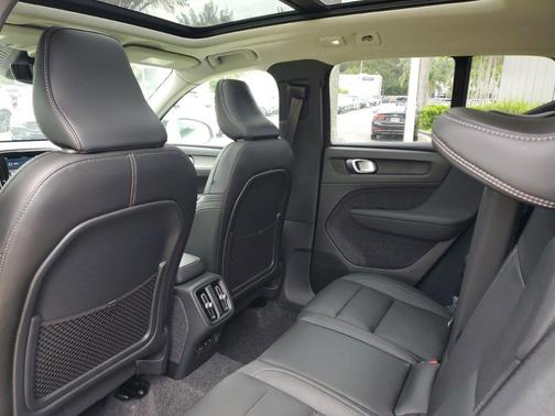 2025 Volvo XC40 B5 Plus Bright Theme