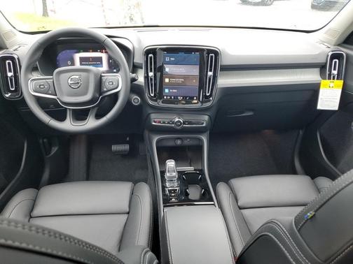 2025 Volvo XC40 B5 Plus Bright Theme