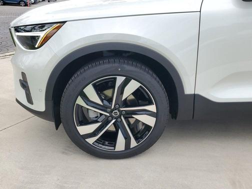 2025 Volvo XC40 B5 Plus Bright Theme