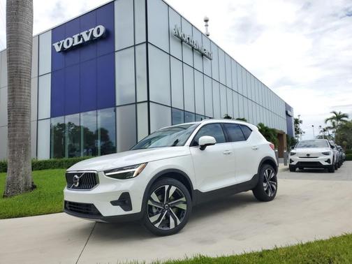 2025 Volvo XC40 B5 Plus Bright Theme