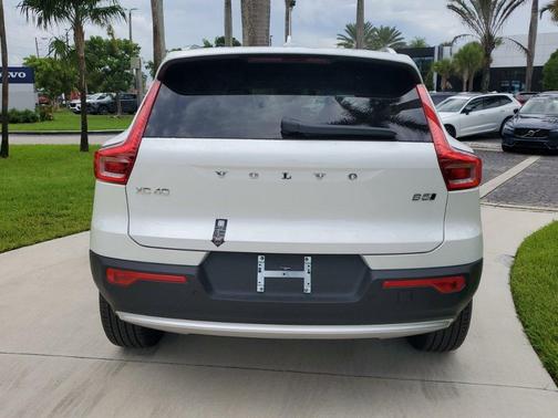 2025 Volvo XC40 B5 Plus Bright Theme