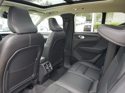 2025 Volvo XC40 B5 Plus Bright Theme