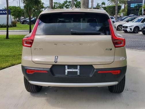 2025 Volvo XC40 B5 Plus Bright Theme