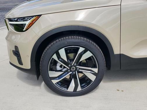 2025 Volvo XC40 B5 Plus Bright Theme