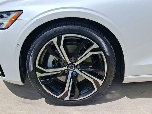 Crystal White Metallic 2024 Volvo S60 B5 Plus Dark Theme