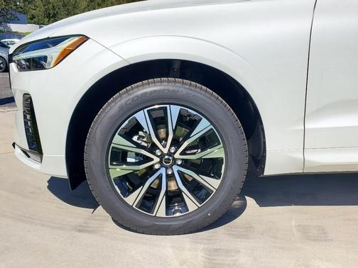 2025 Volvo XC60 B5 Plus