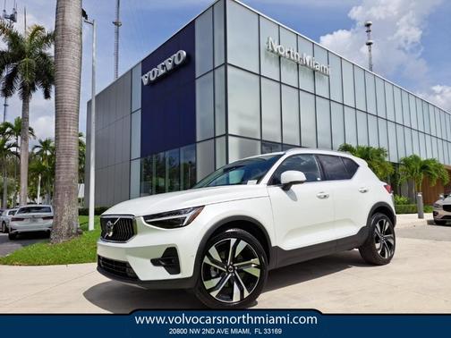 2024 Volvo XC40 B5 Ultimate Bright Theme