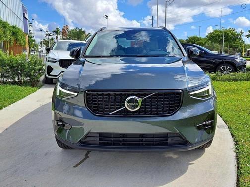2026 Volvo XC40 B5 Plus