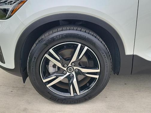 2025 Volvo XC40 B5 Core Bright Theme