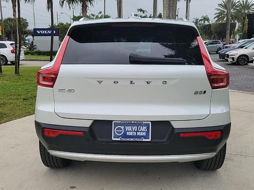 2025 Volvo XC40 B5 Core Bright Theme