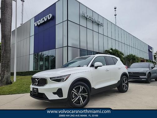 2025 Volvo XC40 B5 Core Bright Theme