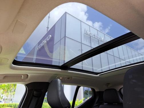 2024 Volvo XC40 B5 Plus Bright Theme