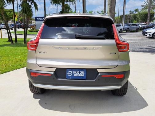 2024 Volvo XC40 B5 Plus Bright Theme