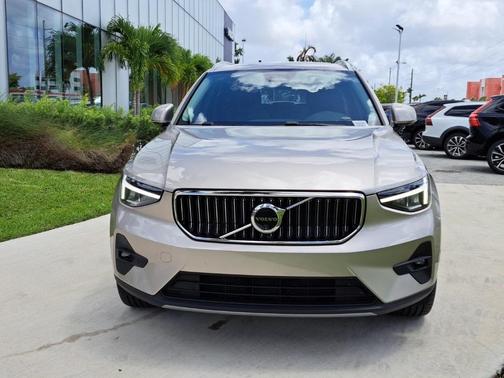 2024 Volvo XC40 B5 Plus Bright Theme