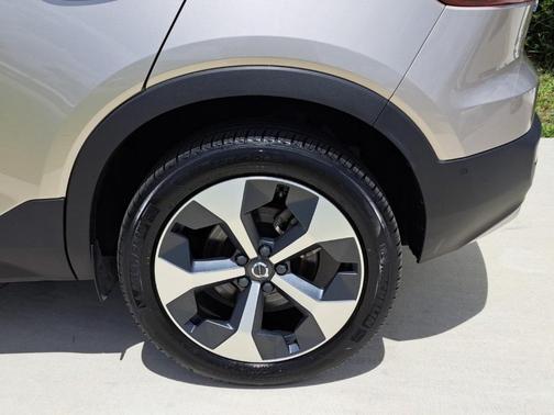 2024 Volvo XC40 B5 Plus Bright Theme