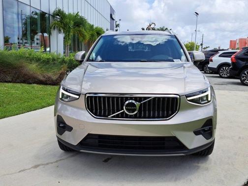 2024 Volvo XC40 B5 Plus Bright Theme