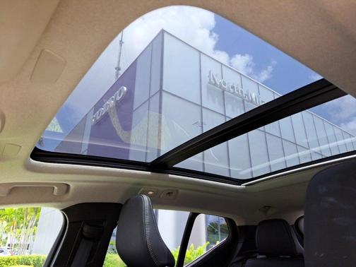 2024 Volvo XC40 B5 Plus Bright Theme
