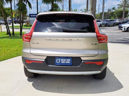2024 Volvo XC40 B5 Plus Bright Theme