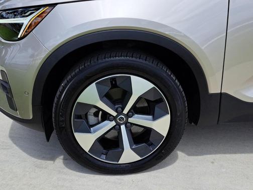 2024 Volvo XC40 B5 Plus Bright Theme
