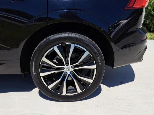2023 Volvo XC60 B5 Plus Dark Theme