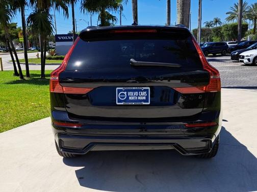 2023 Volvo XC60 B5 Plus Dark Theme