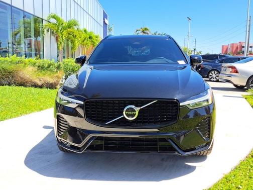 2023 Volvo XC60 B5 Plus Dark Theme