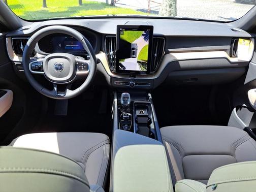 2026 Volvo XC60 B5 Plus