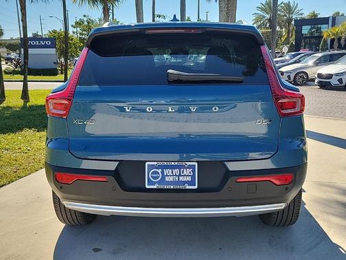 2025 Volvo XC40 B5 Core Bright Theme