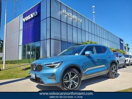 2025 Volvo XC40 B5 Core Bright Theme