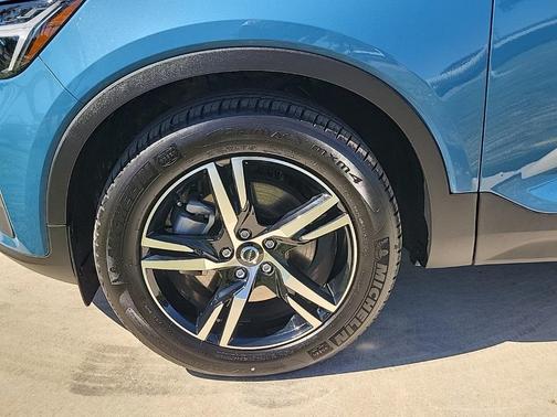 2025 Volvo XC40 B5 Core Bright Theme